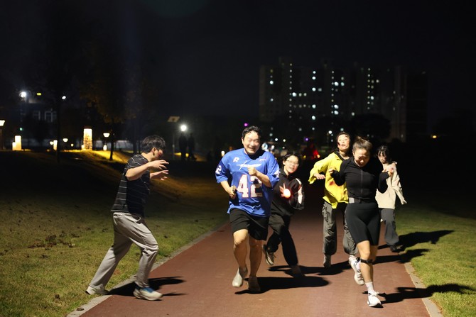 J-라이트 런 참가자들이 좀비의 피해 달리고 있다. ⓒ 장성군