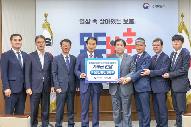 우오현 SM그룹 회장(오른쪽4번째)이 지난 13일 정부세종청사에서 열린 국가보훈부의 전 국민 보훈 기부 프로젝트 '모두의 보훈 드림' 후원금 전달식에서 기념촬영을 하고 있다. © SM그룹