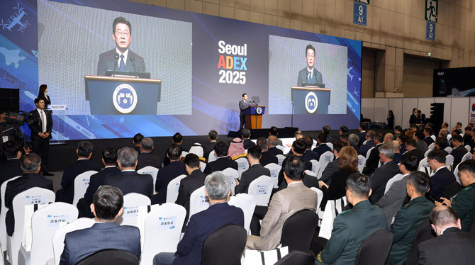 이 대통령은 '서울 ADEX 2025'에서 "국민주권 정부는 '방위산업 4대 강국 구현'을 국정과제로 세웠다"며 "여기에는 국민의 지원을 받아 태동하고 성장해 온 방위산업을 국민이 믿고 의지하는 주력 제조업으로 육서하겠다는 정부의 강력한 의지가 담겨있다"고 했다. ⓒ 연합뉴스