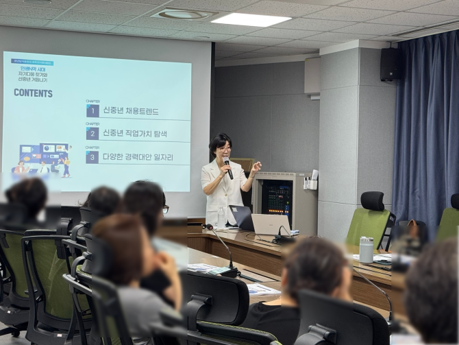 케이잡스 관계자가 진로설계 강의를 진행하는 모습. ⓒ 케이잡스