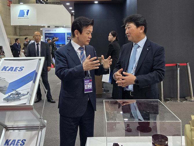 조규일 진주시장이 서울 ADEX 2025 우주항공산업 글로벌 마케팅에서 홀보를하고 있다. ⓒ 프라임경제