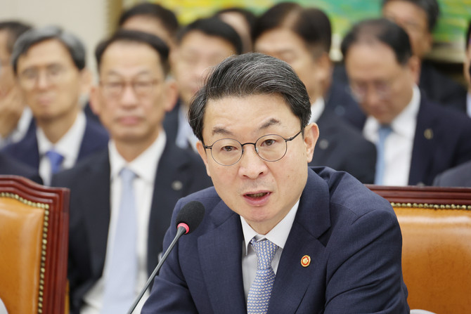 이억원 금융위원장이 20일 서울 여의도 국회 정무위원회에서 열린 금융위원회 등에 대한 국정감사에서 의원 질의에 답하고 있다. ⓒ 연합뉴스