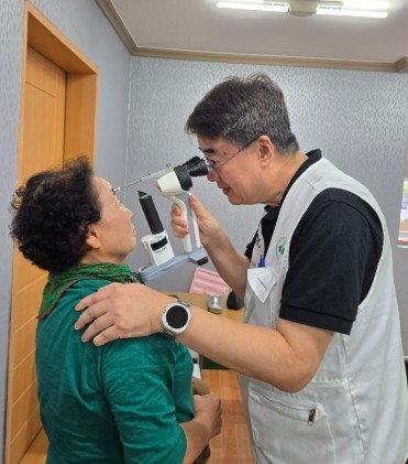 안과 전문의 정근 그린닥터스 이사장이 지산복지회관은 찾은 주민을 진료하는 모습. ⓒ 프라임경제