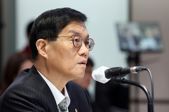 이창용 한국은행 총재가 "외환보유액이 줄어드는 국면에서 적극적으로 외환보유액 자산 다양화에 대응하기 어려웠다"며 "단기적으로 금 보유 비중을 늘릴 계획은 없다"고 설명했다. © 연합뉴스