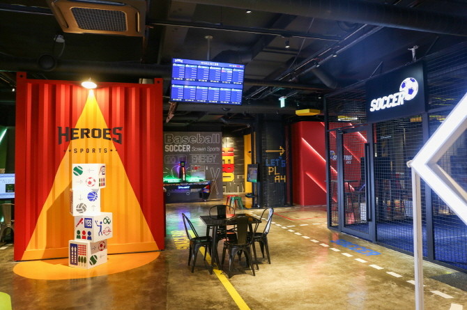 스크린 스포츠를 체험할 수 있는 레전드 히어로즈 내부 전경. © DK아시아