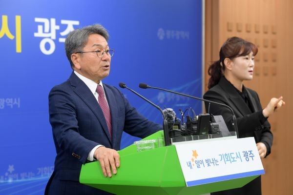 강기정 광주시장은 21일 긴급 기자회견을 열고 국가 AI컴퓨팅센터 유치는 '속도와 집적' 갖춘 광주가 유일 대안이라고 주장했다. ⓒ 광주광역시