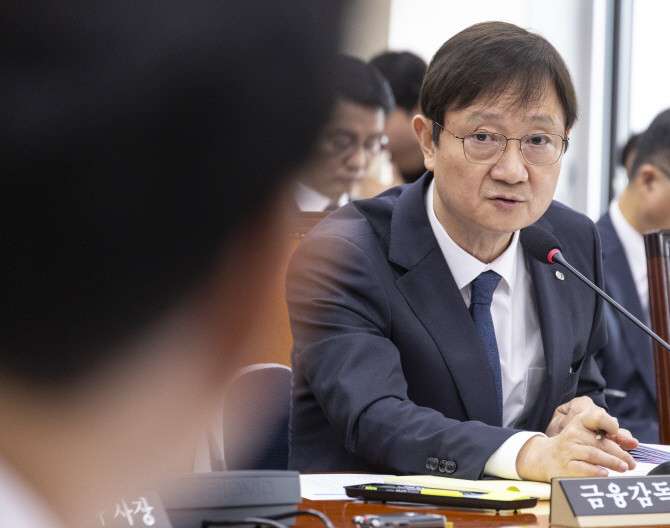 이찬진 금융감독원장이 21일 서울 여의도 국회에서 열린 2025년도 정무위원회 국정감사에서 답변하고 있다. ⓒ 연합뉴스