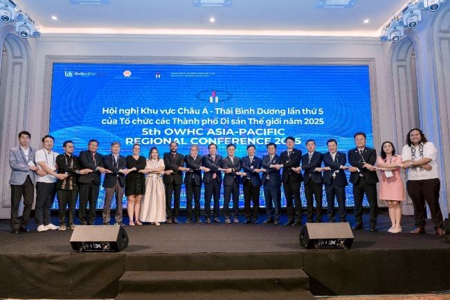 지난 14일 베트남 후에시에서 열린 '제5차 세계유산도시기구 아시아·태평양지역 총회'에서 각국 대표들이 기념 촬영을 하고 있다. ⓒ 경주시