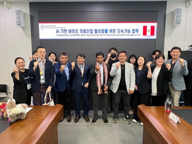 케이메디허브 첨단의료기기개발지원센터가 페루 3개 도시 시장과 AI 기반 바이오 의료산업 활성화 방안을 논의하고 협력을 강화했다. ⓒ 케이메디허브