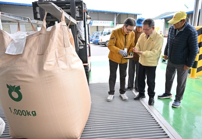 김진열 군수가 2025년 공공비축미곡 산물벼을 확인하고 있다. ⓒ 군위군