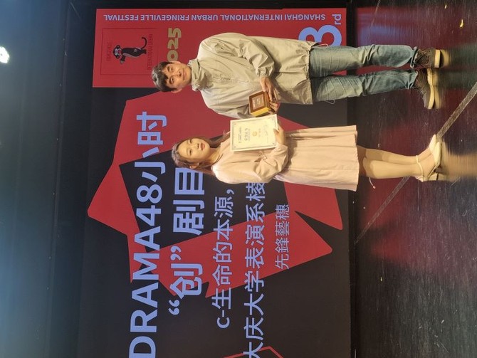 대상을 받고 있는 대경대 연기예술과 학생대표(왼쪽). ⓒ 대경대학교