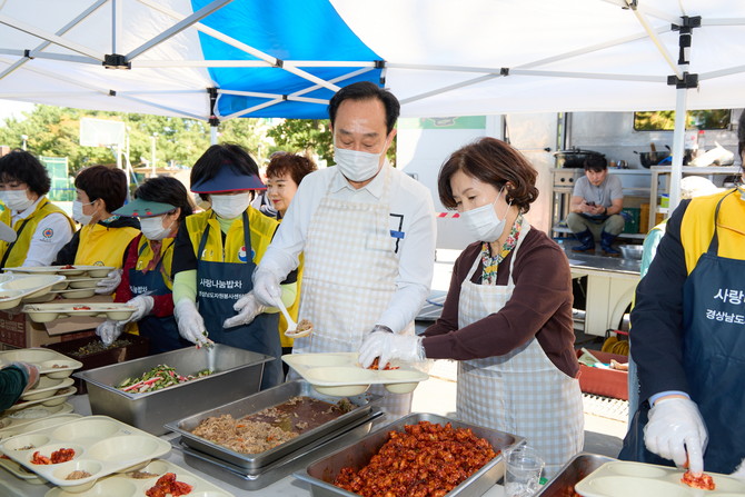 천영기 시장이 통영시자원봉사협의회가 미수동 해양공원에서 지역 내 주민 및 어르신 등 500여명을 대상으로 실시한 '2025년 하반기 사랑의 밥차와 함께하는 자원봉사 페스티벌' 행사에 함께하고 있는 모습. ⓒ 통영시