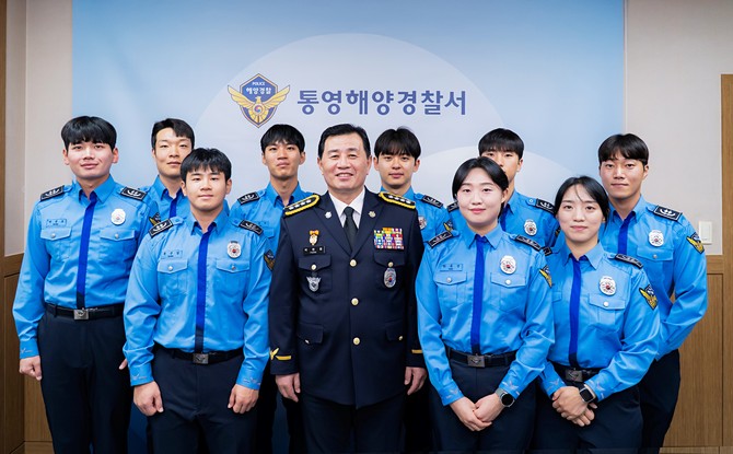 통영해양경찰서장이 신임 해양경찰 교육생 9명과 관서실습을 시작하며 기념촬영을 하고 있다. ⓒ 통영해경