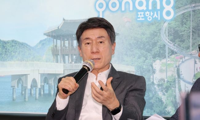 이강덕 포항시장은 21일 시청 브리핑룸에서 영국·아이슬란드 방문 성과를 설명하고 있다. ⓒ 포항시