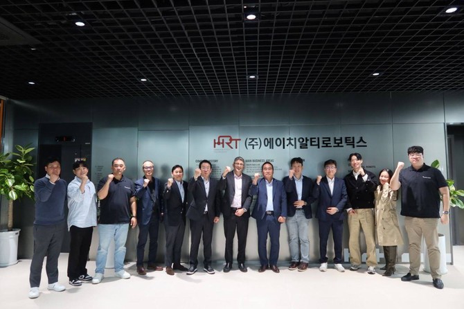 (왼쪽에서 5번째부터) 오종민 와이투솔루션 부사장, 강석환 와이투솔루션 대표이사, 장피에르 테라다인로보틱스 CEO, 김만구 HRT 대표이사, 이내형 테라다인로보틱스코리아 대표. ⓒ 와이투솔루션