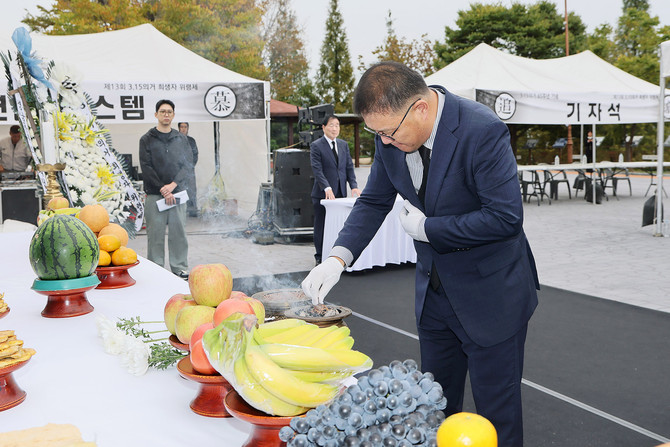 장금용 창원시장 권한대행이 제13회 '3.15의거 희생자 위령제'에 참석해 분향 하고 있는 모습. ⓒ 창원시