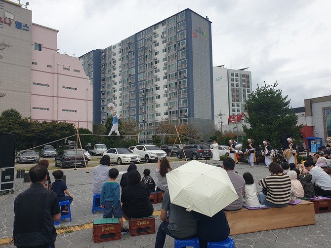 고성군과 (사)고성오광대보존회(회장 전광열)가 2일간, 고성읍 내 일원을 무대로 '제3회 읍내아트페스티벌'을 개최하는 모습. ⓒ 고성군