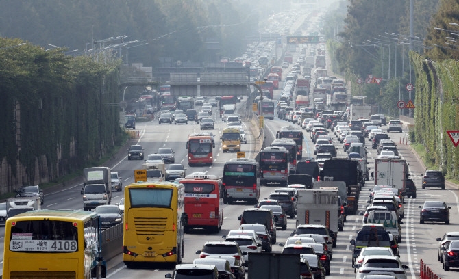 지난 2일 경부고속도로 차량 정체 현장. ⓒ 연합뉴스