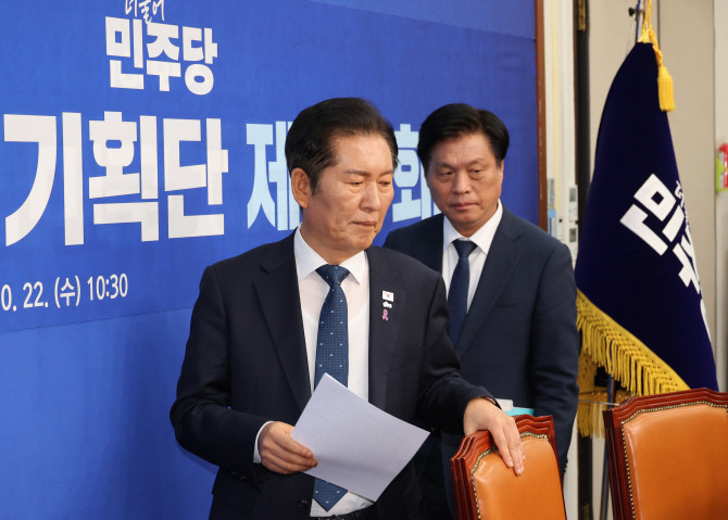 22일 서울 여의도 국회에서 열린 더불어민주당 지방선거기획단 3차 회의에서 정청래 대표와 조승래 단장이 입장하고 있다. ⓒ 연합뉴스