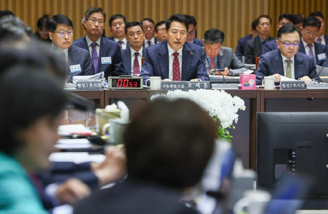 20일 서울시청에서 열린 '국회 국토교통위원회 국정감사'에서 위원들의 질의에 답하고 있는 오세훈 서울시장. © 연합뉴스