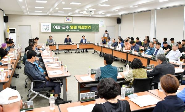담양군은 지난 10일 담양읍사무소에서 정철원 군수와 이장 60여 명이 참석한 가운데 열린 이장회의를 개최했다. ⓒ 담양군