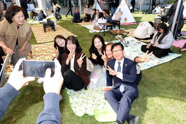 광산구청 시민광장 개장식에서 박병규 광산구청장이 시민, 공직자와 시민광장 개장을 함께 기념하고 있다. ⓒ 광산구