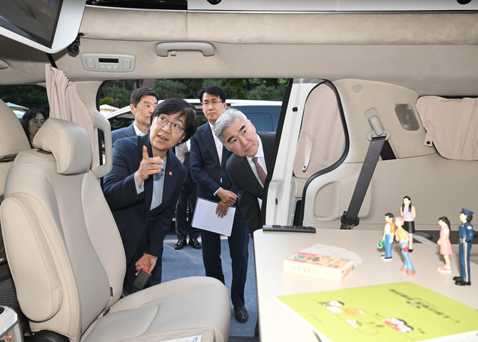 정은경 보건복지부 장관, 성 김 현대차그룹 전략기획담당 사장이 '아이케어 카'를 살펴보는 모습. ⓒ 현대자동차그룹