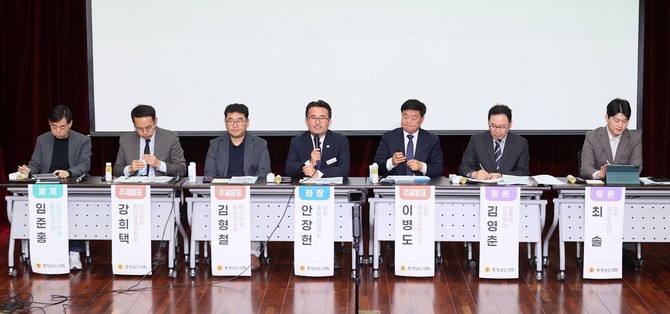 도의회는 22일 아산시 배방행정복지센터 대강당에서 "아산시 미래는 숫자가 아니라 ○○○입니다"를 주제로 의정토론회를 개최하고 있다. ⓒ 의회사무국