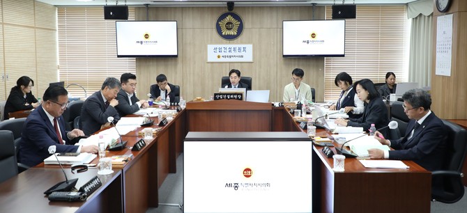 지난 21일 제101회 임시회 제1차 회의를 열어 조례안 16건과 동의안 16건, 총 32건을 심사했다. ⓒ 의회사무국