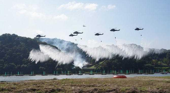 22일 충청남도 공주시 공산성 일원에서 열린 산불진화 통합훈련에서 산림청, 국방부 등 유관기관 헬기가 산불진화훈련을 하고 있다. ⓒ 산림청