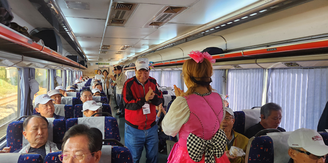 지난 17일 진행된 올해 여섯번째 "레트로 낭만열차"에는 고려대 71학번 동기회 회원 60명이 탑승해 여행을 즐겼다. ⓒ 충남문화관광재단