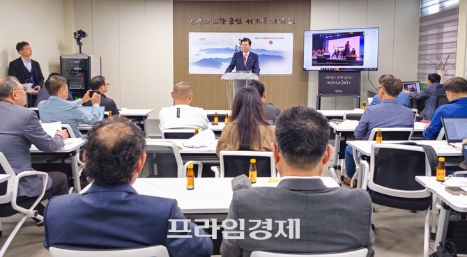 박범인 금산군수는 22일 군청 브리핑실에서 기자회견을 열고, 'K-인삼 세계화 미국 출장' 결과를 전달하고 있다. ⓒ 프라임경제
