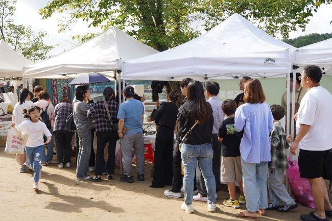 울릉군 농촌신활력플러스 사업의 액션그룹은 지난 19일 경북 안동의 대표 관광지인 월영교에서 열린 월영장터에 '우리의 섬에서 피어난 이야기'라는 주제로 참여했다. ⓒ 울릉군