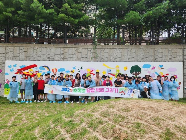 오는 25일 구미인덕중학교에서 개인교육기부단 초록별 아트스쿨(회장 김차숙)과 학생들이 함께하는 벽화 그리기 교육기부 활동을 실시한다. ⓒ 경북교육청