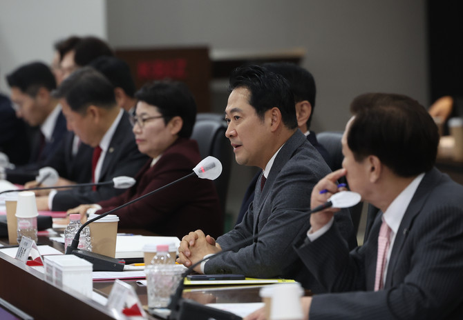 장동혁 국민의힘 대표가 중소기업인들을 만나 "사업장 불법 점검 전면 금지하는 '공정노사법'을 이번 정기국회에서 반드시 통과시키겠다"고 피력했다. © 연합뉴스