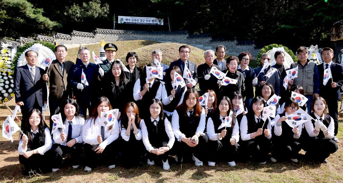 22일 청소면 백야 김좌진 장군 묘역에서 열린 추모 행사를 개최 후 대천여자상업고와 보령중 학생들도 함께 단체 기념촬영을 하고 있다.ⓒ 보령시