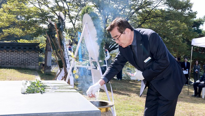 김동일 시장이 22일 청소면 백야 김좌진 장군 묘역에서 열린 추모 행사에서 분향하며 장군의 숭고한 희생정신을 기리고 있다. ⓒ 보령시