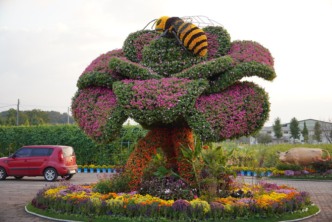 박람회장에 마련된 꽃과 벌 조형물. ⓒ 전남도청종합기자단