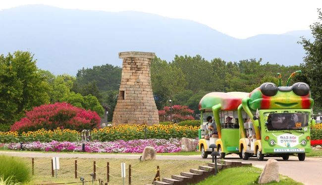 신라 천년의 숨결이 살아 숨 쉬는 첨성대 일원에서 꽃밭을 지나 운행 중인 경주시 관광 전기차. ⓒ 경주시