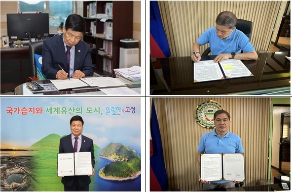 이상근 고성군수(왼쪽)가 농번기 인력난 해소를 위해 필리핀 마라곤돈시(Municipality of Maragondon, Cavite)와 손 잡고 '외국인 계절근로자 도입을 위한 업무협약(MOU)'을 체결하고 서면으로 작성하고 있는 모습. ⓒ 고성군