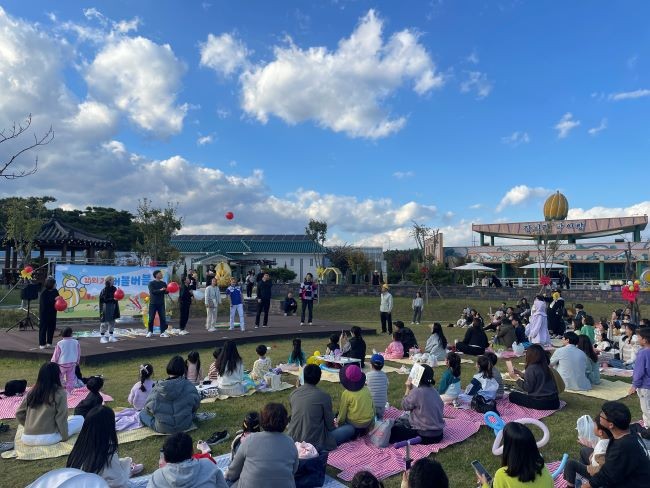 오는 11월1일 성주참외 체험형 테마공원 일원에서 가족단위 방문객을 위한 '2025년 힐링휴크닉' 체험 행사를 개최한다. ⓒ 성주군