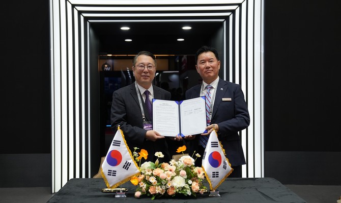 (좌측부터) 이정모 대표·박문영 방산사업총괄이 지난 22일 ADEX 2025 전시회에서 진행된 '기술협력 양해각서 서명 행사'에서 기념촬영을 하고 있다. ⓒ 파블로항공