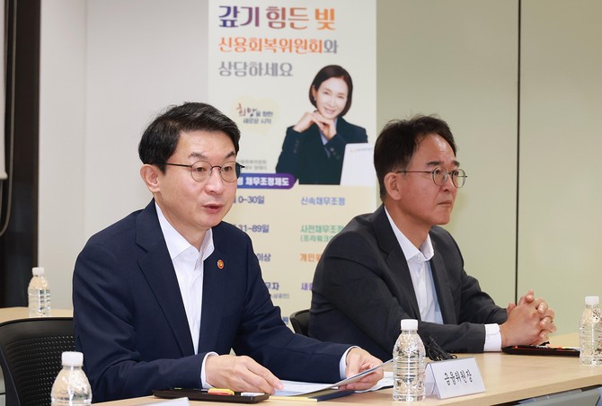 이억원 금융위원장이 23일 오전 서울 중구 중앙 서민금융통합지원센터에 방문해 상담현장을 둘러보며 현장 상담원들의 생생한 목소리를 듣고 현행 제도의 개선 방향에 대해 논의했다. ⓒ 금융위원회