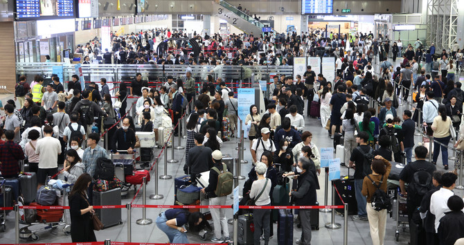 지난 2일 김해국제공항 국제선 출국장에 해외여행을 떠나려는 여행객들이 길게 줄을 선 채 출국수속을 기다리고 있다. ⓒ 연합뉴스
