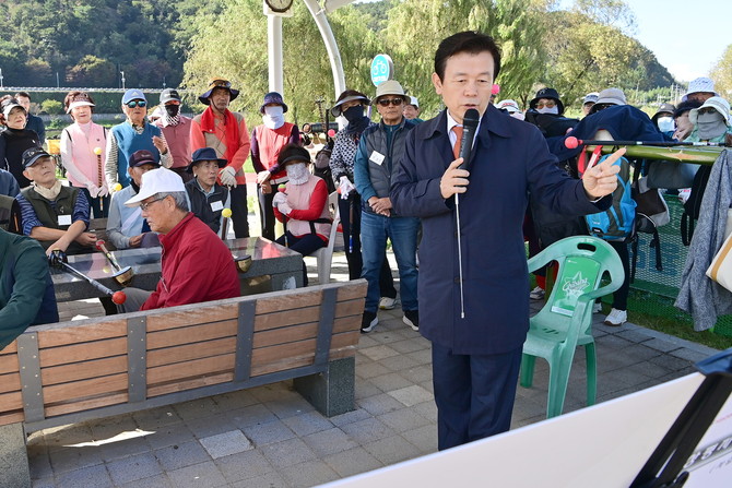 조규일 진주시장이 상평 파크골프장에서 설명회를 하고 있다. ⓒ 프라임경제