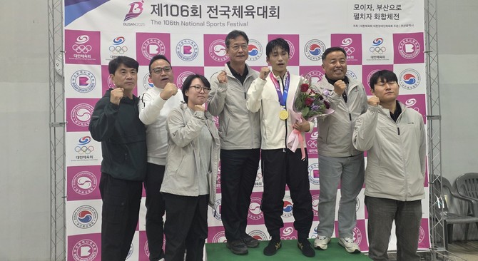 제106회 전국체육대회에서 곽범서 선수와 윤여권 부군수, 관계자들이 기념촬영을 하고 있다. ⓒ 청양군