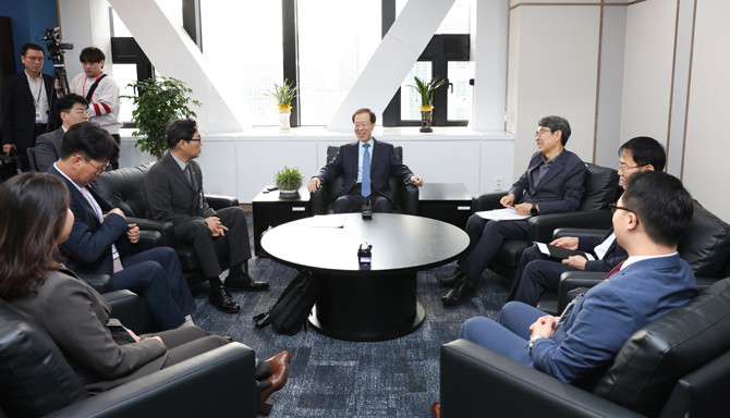 이 위원장은 미주한상총연 차세대 그룹을 만나 국내 중소기업의 미국시장 진출 지원 및 한미 경제협력의 노고를 치하했다. ⓒ 통합위