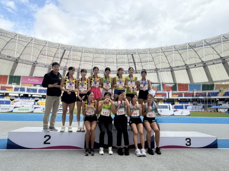 1600m 여자고등부 계주 금메달 수상 후 학생선수들이 기념사진 촬영을 하고 있다. ⓒ 전남교육청