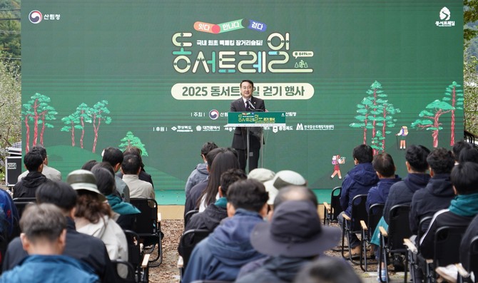 김인호 산림청장이 23일 경상북도 봉화군에서 열린 동서트레일 걷기 행사에서 인사말을 하고 있다. ⓒ 산림청