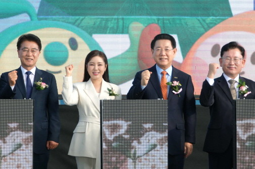 김영록 전라남도지사가 23일 오후 전남 농업기술원에서 열린 2025 국제농업박람회 개막식에 참석해 주요내빈들과 기념촬영을 하고 있다. ⓒ 전남도